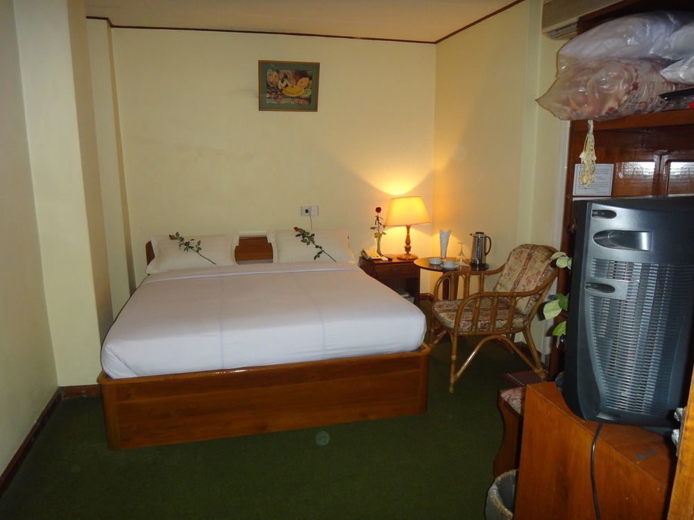 Chit Sayar Hotel Γιανγκόν Εξωτερικό φωτογραφία